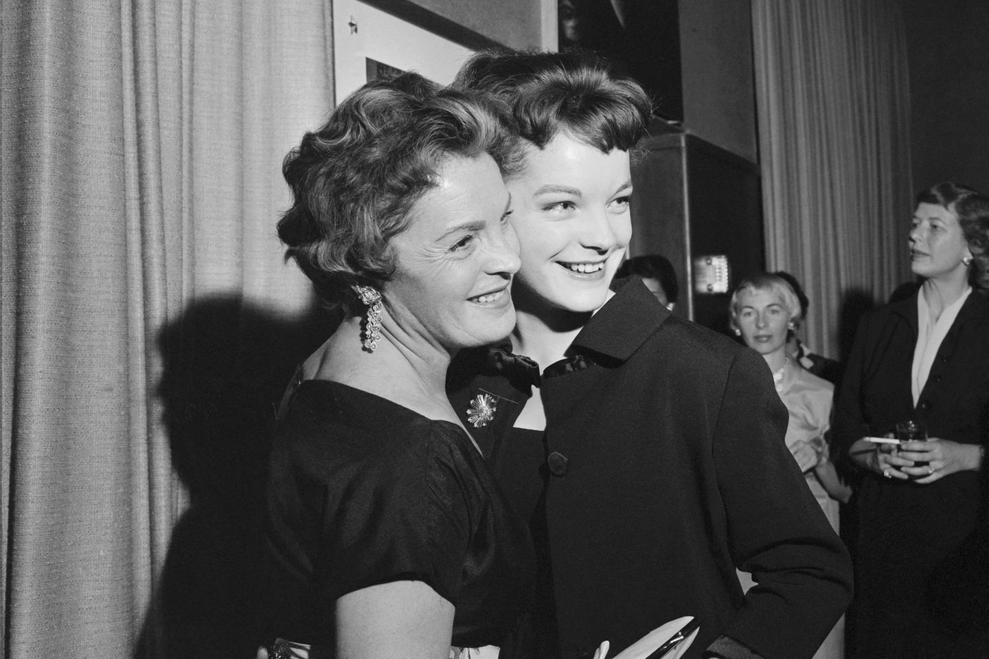 Romy Schneider und Magda Schneider (r.) 1960 bei einer Cocktailparty im Penthouse der "Walt Disney Productions".