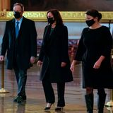 Kamala Harris hat während des Wahlkampfs immer wieder Hosenanzüge mit politischer Message getragen, seit ihrer Amtseinführungen setzt sie vermehrt auf schwarze Looks. Der klassische Business-Look strahlt Autorität aus und ist durch seine Neutralität nicht angreifbar. 