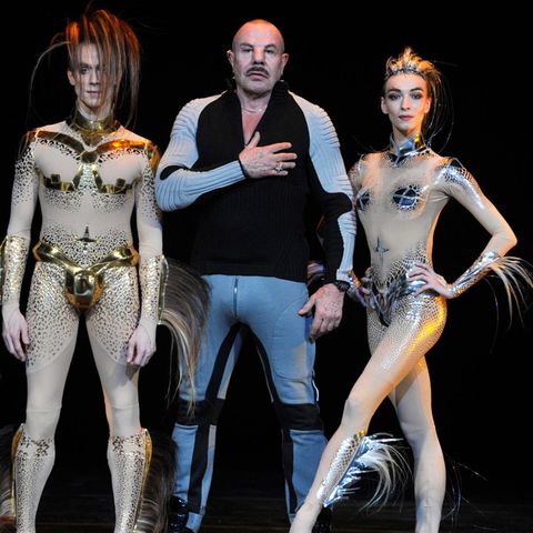 Manfred Thierry Mugler (2. v. r.) mit Tänzern und Choreograph Wayne McGregor (links) 
