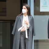 Bei diesem wichtigen Termin zum Kampf gegen Krebserkrankungen zeigt sich auch Königin Letizia beim Style zurückhaltend. Sie trägt eine weiße Schluppenbluse von Hugo Boss, einen grauen Mantel von Nina Ricci und eine Anzughose von Massimo Dutti. Eine Sache an ihr fällt aber auf ...