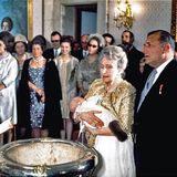 8. Februar 1968  Nur neun Tage nach seiner Geburt am 30. Januar 1968 wird König Felipe von Spanien von Monseñor Casimiro Morcillo, Erzbischof von Madrid, getauft. Taufpaten sind seine Urgroßmutter Victoria Eugénie von Battenberg, die ihren Urenkel während der Zeremonie auf dem Arm hält, und sein Großvater Juan de Borbón y Battenberg, damaliger Graf von Barcelona. Die Aufnahmen stammen aus dem Zarzuela-Palast, der Residenz der spanischen Königsfamilie in Madrid.