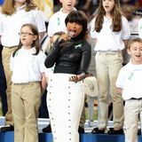 Auch Jennifer Hudson setzt 2013 bei ihrer Performance von "America The Beautiful"  mit Kinderchor auf stylischen Leder-Look.