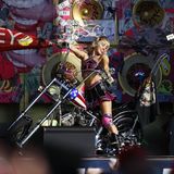2021  Für die TikTok Tailgate Party vor Beginn des 55. Super Bowls hat sich Miley Cyrus zum Anheizen der Zuschauer das passend rockige Cheerleading-Outfit ausgesucht.