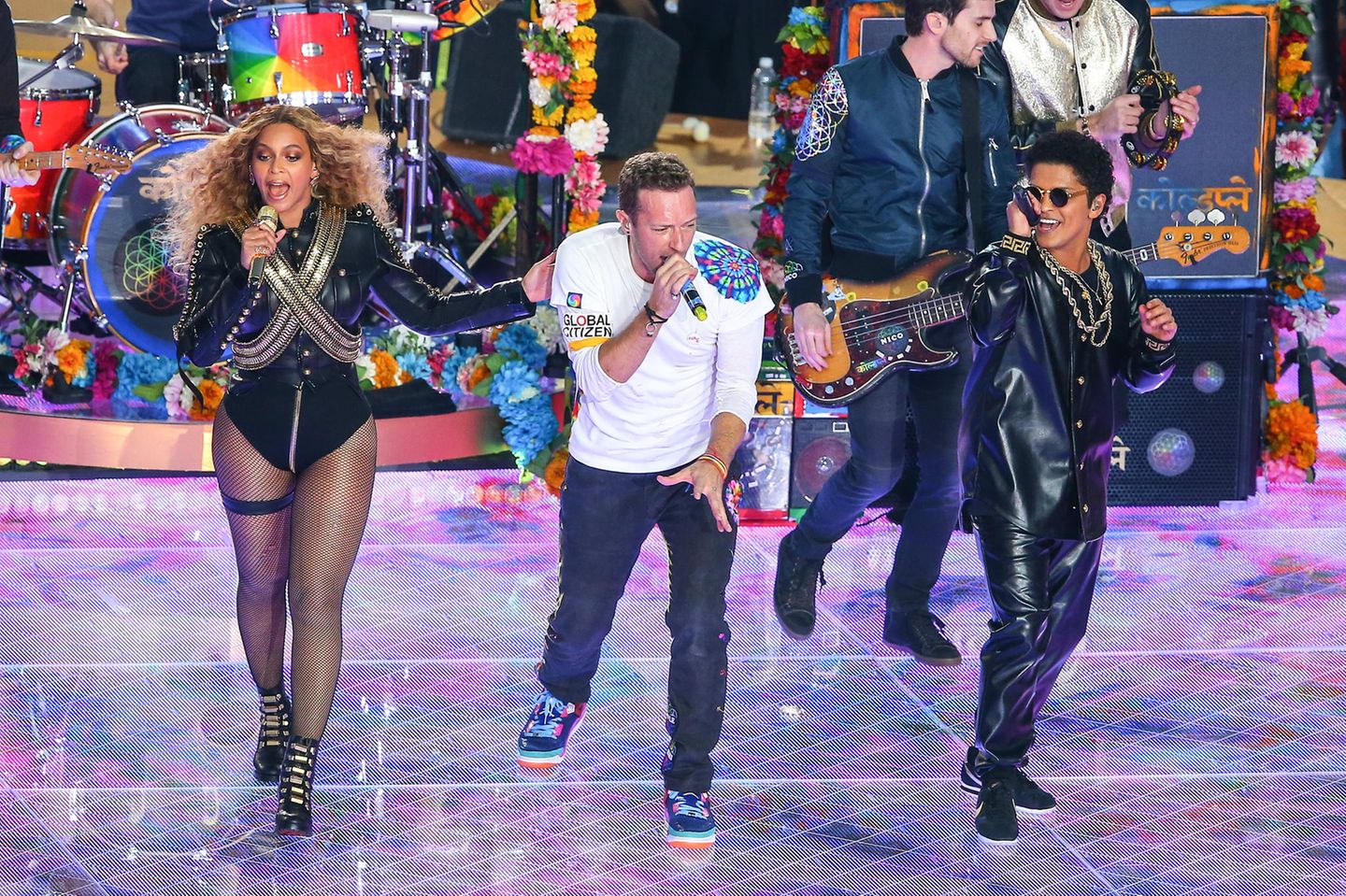 2016  Sexy, lässig und exzentrisch: So könnte man die ungewöhnliche Mischung der Outfits von  Beyoncé, Chris Martin und Bruno Mars beim 50. Super Bowl im kalifornischen Santa Clara beschreiben.
