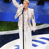 Nicht nur die Super-Bowl-Halbzeitshows bieten Superstars ein Bühne mit vielen Millionen Zuschauern, auch bei den PreGame-Performances geben sich Musikgrößen das Mikro in die Hand. Pink schmetterte 2018 die US-amerikanische Hymne im weißen Satin-Camouflage-Look.