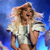Das so wichtige Shoulderpad im Football wird gerne als Inspiration für die Bühnenlooks der Halbzeitsshows herangezogen. So auch bei Lady Gaga.