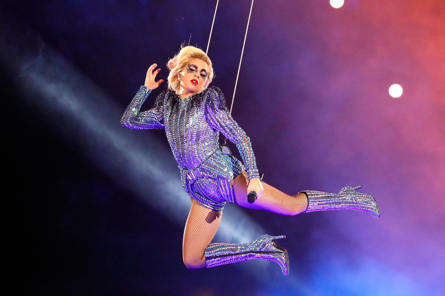 2017  Houston hatte beim 51. Super Bowl kein Problem, sondern eine Weltklasse-Performance von Lady Gaga im blau-lilafarbenen Glitzerlook.