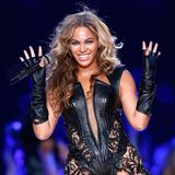 2013  Bei Beyoncés Halbzeit-Performance beim 47. Super Bowl in New Orleans trifft sexy Leder auf romantischen Spitze.