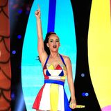 Und zum Abschluss der Halbzeitshow gibt es von Katy noch gute Laune im Beachball-Outfit.