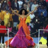 1996  Als echte Diva legt Diana Ross bei ihrer Halbzeitshow natürlich im Sun Devil Stadion in Tempe, Arizona einen Haute-Couture-Auftritt hin.
