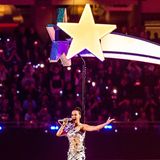 2015  Katy Perry schwebt als glitzernden Sternschnuppe zum 49. Super Bowl ins Phoenix Stadion in Glendale, Arizona.