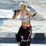 2003  Zusammen mit ihrer Band No Doubt heizt Gwen Stefani in einer glamouröseren Version ihres typischen Skater-Looks dem Publikum im Qualcomm Stadion in San Diego kräftig ein.