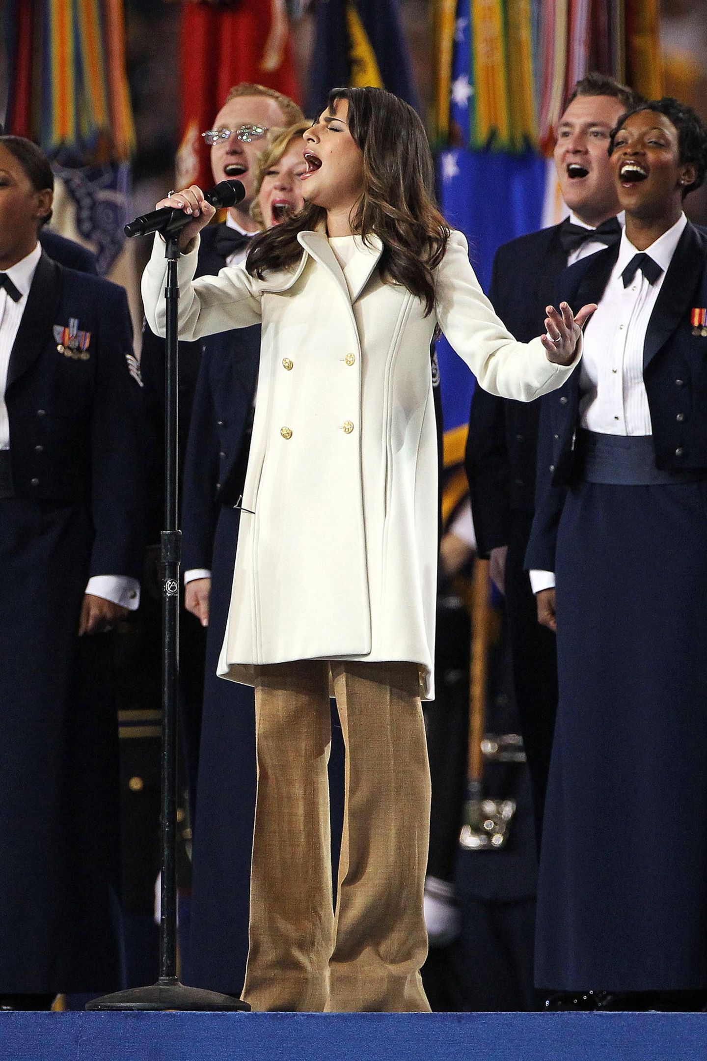 "Glee"-Star Lea Michele begeistert im gleichen Jahr mit ihrer Version des "Star-spangled Banner". Ihr Outfit: Retro-Mantel und Schlaghose.