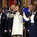 "Glee"-Star Lea Michele begeistert im gleichen Jahr mit ihrer Version des "Star-spangled Banner". Ihr Outfit: Retro-Mantel und Schlaghose.