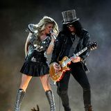 2011  Fergie von den Black Eyed Peas rockt zusammen Slash den 45. Super Bowl im Cowboys Stadion in Arlington, Texas. Schwarz und Silber passen da perfekt.