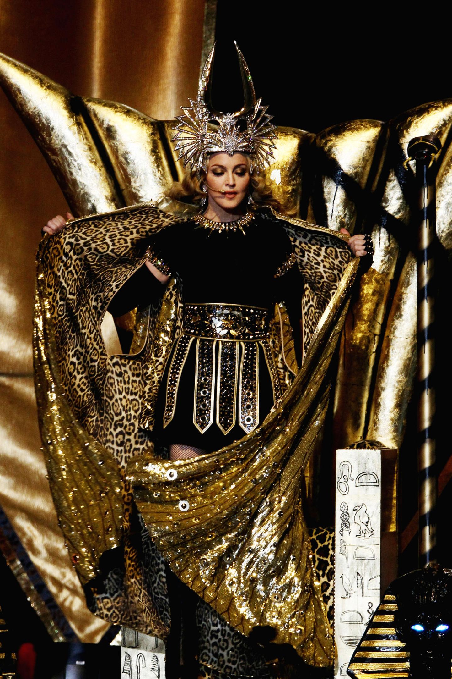 2012  Nichts anderes als "göttlich" und vor allen Dingen sehr opulent ist der schwarz-goldene Bühnenlook von Madonna bei ihrem Auftritt während der Halbzeitshow des 46. Super Bowl in Indianapolis.