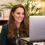 Während einer Videokonferenz im Januar dieses Jahres setzt Kate ebenfalls auf den Hingucker-Blazer des spanischen Modehauses Massimo Dutti. Statt einer weißen Bluse setzt die Dreifach-Mama allerdings auf ein schlichtes Basic-Shirt in einem hübschen Grün-Ton und wählt dazu eine Kette sowie Ohrringe in Gold. Warum beide Royals auf Grün setzen? Die Farbe wird häufig mit Hoffnung, Frieden, Gelassenheit und Wachstum assoziiert – ob bewusst gewählt oder nicht: es könnte als eine schöne Symbolik in Anbetracht der derzeitigen Pandemie verstanden werden. 