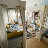 Das fröhliche, helle Design in Hellblau, Beige und Gelb wurde exklusiv vom Mailänder Designstudio 131 Design für den knapp Dreijährigen kreiert.