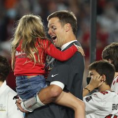 Direkt nach dem Finale springt Vivian ihrem Papa Tom Brady in die Arme. Er hat mit seinen Teamkollegen der Tampa Bay Buccaneers den Super Bowl gewonnen.