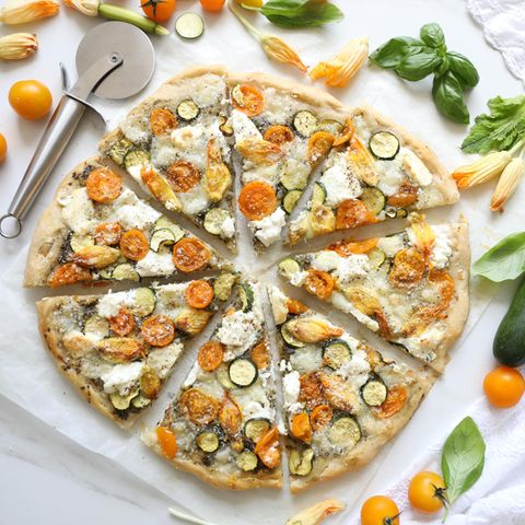 Gesunde Pizza, Pizza mit Zucchini, gelben Kirschtomaten, Mozzarella und Ricotta Käse, Gemüsepizza