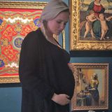 Sarah Knappik ist mittlerweile im achten Monat schwanger und das macht sich bei dem TV-Star so langsam bemerkbar. Auf Instagram verrät Sarah, dass jetzt der Punkt gekommen sei, an dem sie ihre Füße nicht mehr sehen könne. Lange dauert es nicht mehr, und sie kann endlich ihr erstes Kind in den Armen halten. 