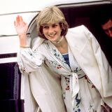 Die Fröhlichkeit zu Beginn ihrer Ehe spiegelte sich auch in Looks wie diesem Sommer-Dress von Donald Campbell wider. Hier fliegen Diana und Prinz Charles im August 1981 in die Flitterwochen.