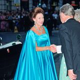 Zum 90. Geburtstag von Queen Mum 1990 zog Prinzessin Margaret im türkisblauen Cape-Kleid alle Blicke auf sich.