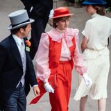 Die Mode der Achtziger mag heutzutage viele zum Schmunzeln bringen, 1981 war Prinzessin Diana mit diesem rot-weißen Kostüm beim Pferderennen in Ascot ein echter Blickfang.