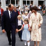 Bei Märtha-Louises Einschulung im August 1978 war Prinzessin Sonja im sommerlichen, aber doch eleganten Blumen-Look zu bewundern.