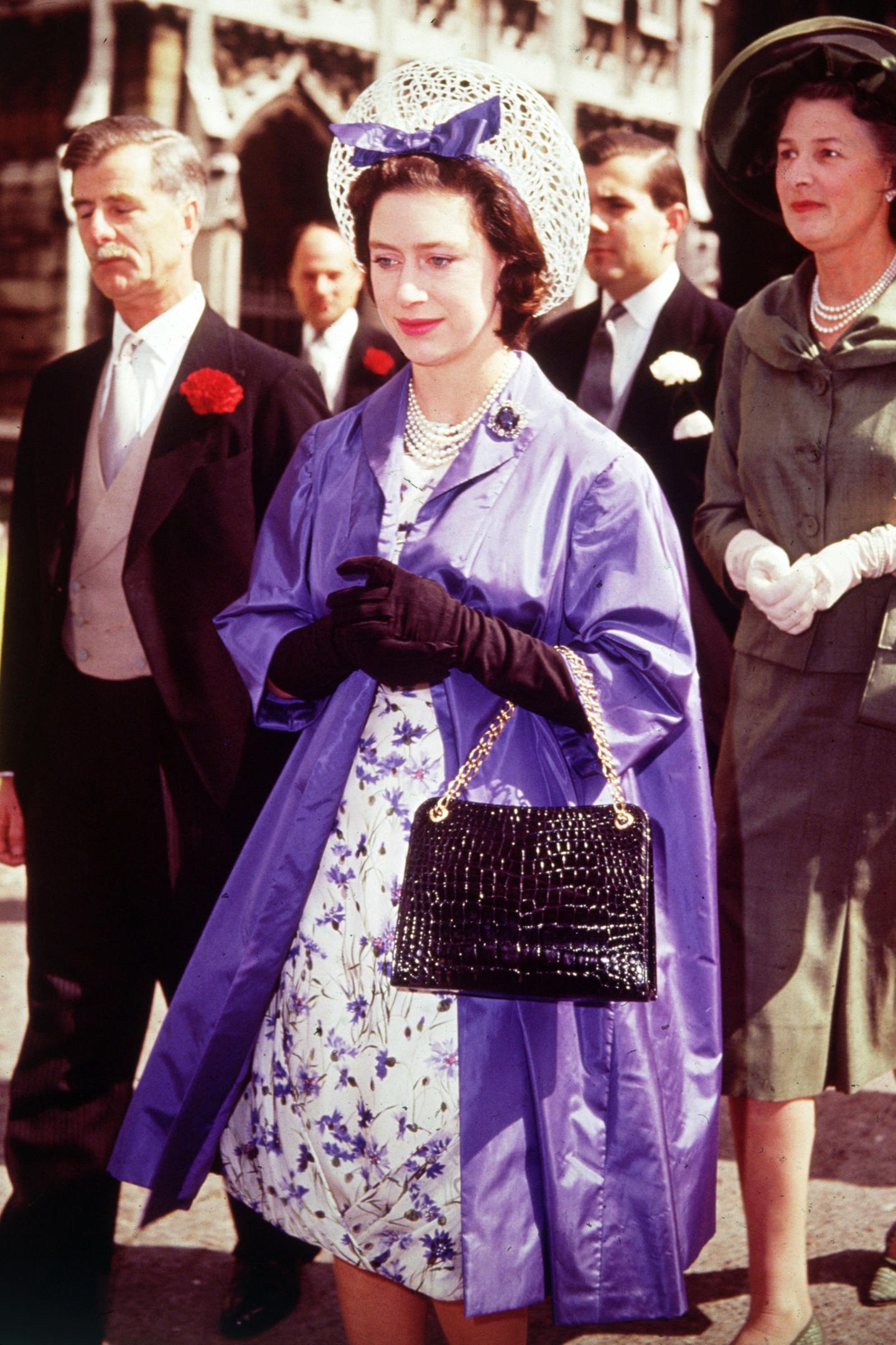 Prinzessin Margaret ( * 21. August 1930 † 9. Februar 2002 )  Die jüngere Schwester von Queen Elizabeth war nicht nur im Leben etwas unkonventioneller als die Königin, sondern auch mit der Wahl ihrer royalen Outfits. Zum Todestag zeigen wir einige ihrer Looks durch die Jahrzehnte, wie hier 1962 beim Besuch einer Hochzeit in Westminster Abbey.