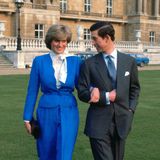 Prinzessin Diana ( * 1. Juli 1961 † 31. August 1997 )  Zur Verlobung mit Prinz Charles im Februar 1981 zeigte sich Lady Diana Spencer im leuchtend blauen Kostüm. In Anlehnung an dieses royale Outfit entschied sich Jahre später auch ihre zukünftige Schwiegertochter Kate Middleton für einen Verlobungslook in Blau.
