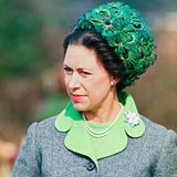 Mit ungewöhnlichen Farbkombinationen und Accessoires wie diesem Hut mit Pfauenfedern zeigte sich Margaret gern bei Events wie dem Pferderennen in Ascot, hier im April 1974.