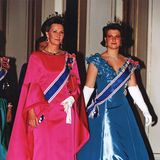 Richtig märchenhaft waren aber immer schon die königlichen Roben von Sonja. Im pinkfarbenen Cape-Kleid zog die Königin bei einem Gala-Dinner 1996 mit Märtha-Louise an ihrer Seite alle Blicke auf sich. 