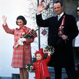 Königin Sonja ( * 4. Juli 1937)  Auch die norwegische Monarchin, hier 1973 noch als Prinzessin mit dem damaligen Kronprinzen Harald und Tochter Prinzessin Märtha-Louise auf Skaugum, war modisch immer in angesagten Looks wie diesem Karo-Mantel zu bewundern.