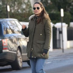 Pippa Middleton ist stylisch im des Londoner Nobelviertels Chelsea unterwegs: Sie trägt eine coole Ray-Ban-Sonnenbrille, blaue Jeans und Sneaker von Jimmy Choo. Ihre deutlich gewölbte Körpermitte hüllt sie in einen grünen Parka des amerikanischen Labels Fay. Die Schwester von Herzogin Catherine soll bald ihr zweites Kind erwarten und scheint die wachsende Babykugel nicht mehr länger verstecken zu können. 
