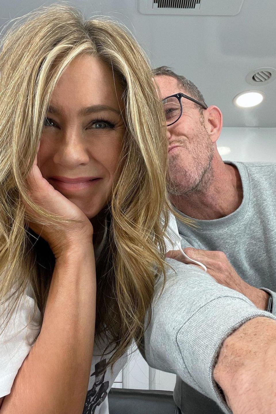 Kurz vor ihrem 52. Geburtstag kann Jennifer Aniston eine gute Nachricht verkünden: Sie ist zurück am Set von "The Morning Show". Ihrem Signature-Look, die leicht gesträhnten Haare im Stufenschnitt, bleibt sie weiterhin treu. 