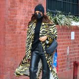 Dieser Style polarisiert: Irina Shayk trägt zum wilden Tigermuster-Mantel eine Lederhose mit weißen Nähten und schwarze Trekking-Boots. Immerhin bringt sie durch die ansonsten schwarzen Kleidungsstücke etwas Ruhe in den Look.