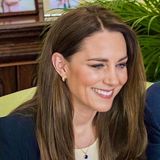 In einem aktuellen Videocall sprechen Kate und William mit einer angehenden Krankenschwester über die erschwerten Arbeitsbedingungen während der Coronakrise. Beiden scheint der Austausch sehr am Herzen zu liegen und erzählen, wie auch sie während Corona immer wieder an ihre persönlichen Grenzen stoßen. Die Herzogin, die einen edlen Blazer von Alexander McQueen trägt, scheint sich nun auch Unterstützung in Form von Edelsteinen zu holen. An ihrer Halskette von Astley Clarke funkelt ein blauer "Lapis"-Stein, der für innere Ausgeglichenheit sorgen und negative Emotionen vertreiben soll. Ob der Stein wirkt? In dem Videocall wirkt Kate auf jeden Fall tiefenentspannt.