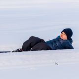 Etwas zerknirscht liegt Oscar im Schnee. Macht nichts, kleiner Prinz! Einfach wieder aufrappeln und weiter geht's.