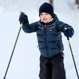 Erst vier Jahre alt, steht auf den Skiern aber schon wie ein Profi: Prinz Oscar. 
