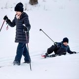Plumps! Während Prinzessin Estelle konzentriert vorwärts läuft, macht ihr kleiner Bruder hinter ihr den Abflug.