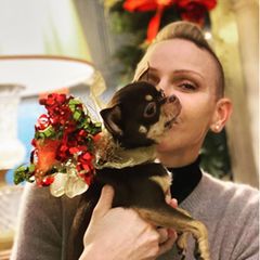 An Weihnachten meldet sich die Fürstin mit ein paar Fotos auf Instagram. Während Charlènes Gesicht von ihrem Hündchen verdeckt wird, ist der Undercut mit Tolle gut zu erkennen. 