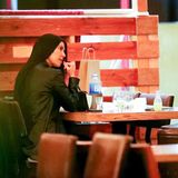 9. Februar 2021  Kourtney Kardashian wurde in einem Nobelrestaurant in Los Angeles gesichtet. Doch Kim Kardashians Schwester war nicht allein unterwegs. Sie soll mit "Blink 182"-Schlagzeuger Travis Barker ein Date gehabt haben. "Sie flirteten und [...] haben sogar über den Tisch hinweg Händchen gehalten", so eine Quelle gegenüber "People". Die beiden sollen sich schon länger kennen, doch nun sei aus der Freundschaft etwas "Romantisches" geworden.