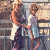 Coole Frise! Zusammen mit der High Waist Sporthose und einem langärmligen Polo-Shirt ist der Tennis-Look perfekt. Aber auch ihre Mutter mach keine schlechte Figur im geblümten Jumpsuit. Zu deren Geburtstag teilt das Model diesen niedlichen Schnappschuss auf Instagram. Aber wer versteckt sich denn jetzt hinter dieser zotteligen Haarpracht?