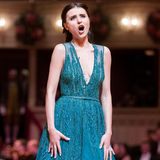 2018  Sopranistin Valentina Naforniţa glänzte in einem smaragdgrünen Kleid.