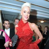 2012  Lady in Red – Brigitte Nielsen sorgt beim Wiener Opernball für einen Wow-Moment. 