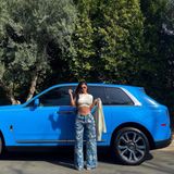 Eine weitere Outfit-Auto-Kombi, die perfekt abgestimmt ist: Kylie Jenner trägt eine blau gemusterte Jeans zu ihrem blauen Auto. 