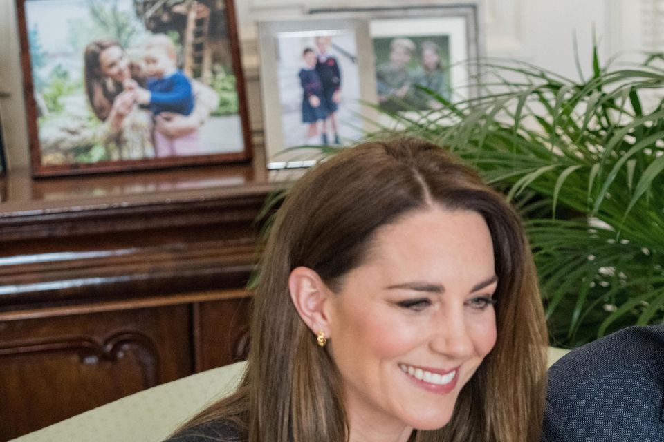 Herzogin Catherine beim Video-Call. Im Hintergrund sieht man Familienaufnahmen. Jene rechts außen von Prinz George und Prinzessin Charlotte kannte man bisher nicht.