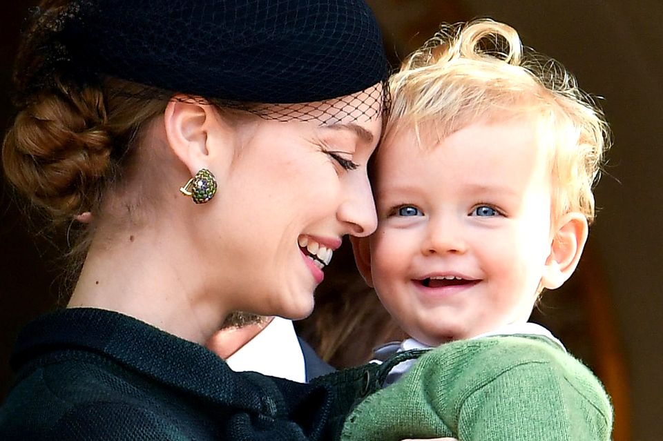 Beatrice Borromeo: Beatrice Borromeo kuschelt mit ihrem Sohn Francesco. Beatrice Borromeo kuschelt mit ihrem Sohn Francesco.