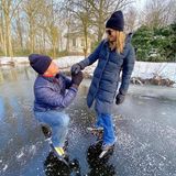 14. Februar 2021  "Mehr als 20 Jahre später..." Anlässlich des Valentinstags zeigen sich König Willem-Alexander und Königin Máxima in diesem Jahr von ihrer ganz privaten Seite. Die beiden stellen nämlich mit diesem winterlichen Bild den Moment des royalen Heiratsantrag nach, den der damalige Kronprinz seiner Angebeteten gemacht hat. Den zwar schon im Januar 2001, aber eben auf dem selben, damals auch zugefrorenen Teich am Palast Huis ten Bosch. 